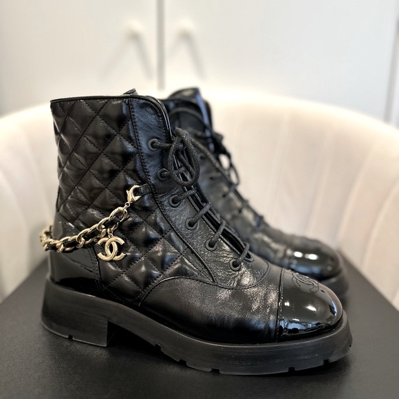 Chanel Shiny Lambskin Leather boots with CC chain - size 38C - Picture 1 of 15
